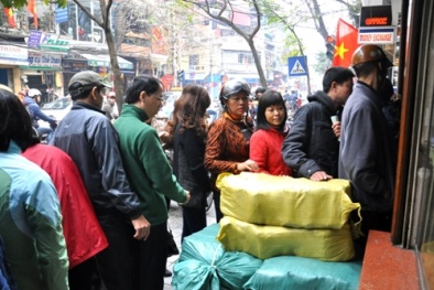 Dân lại xếp hàng mua bánh chưng trước cửa hàng nổi tiếng nhất phố cổ